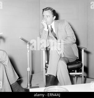 Robert Vaughn, Schauspieler, spielt die Rolle des Geheimagenten Napoleon Solo in NBC show The Man from U.N.C.L.E, abgebildet auf BBC TV-Zentrum, Shepherds Bush, London, 21. März 1966. UK-Promotion-Tour. Stockfoto