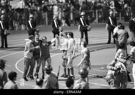 1984 Europacup-Finale im Stadio Olimpico, Rom. Liverpool 1-1 As Rom. Liverpool gewann 4: 2 im Elfmeterschießen.   Liverpool-Spieler Kenny Dalglish, Graeme Souness und Sammy Lee gemeinsam während der Feierlichkeiten auf folgende Tonhöhe ihrer dramatische Sieg im Strafraum schießen um zu ihrer vierten Europapokal der Landesmeister zu behaupten.  30. Mai 1984. Stockfoto