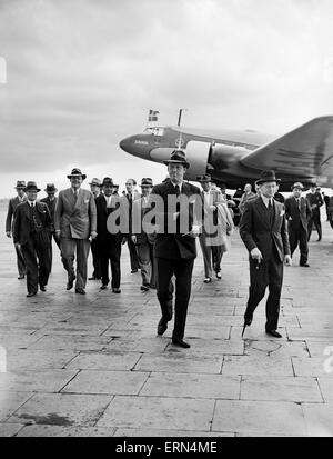 Prinz Axel von Dänemark zu einem offiziellen Besuch DIS begibt sich vom dänischen Luftleitungen Focke-Wulf Fw 200A-0 Condor OY-DAM Dania gesehen hier in Croydon am 28. Juli 1938, nach dem Abschluss des Erstfluges von Kopenhagen nach London. Stockfoto