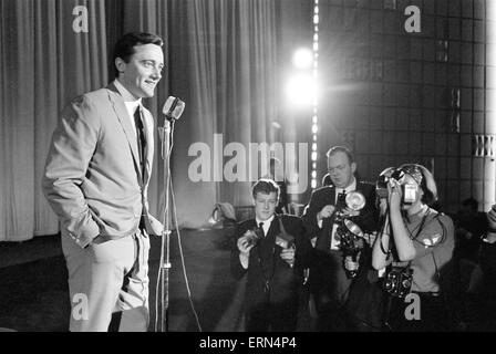 Robert Vaughn, Schauspieler, die Rolle des Geheimagenten Napoleon Solo in NBC show The Man from U.N.C.L.E spielt, abgebildet bei Nachrichten-Pressekonferenz, Empire Theatre, Leicester Square, London, 22. März 1966. UK-Promotion-Tour. Stockfoto