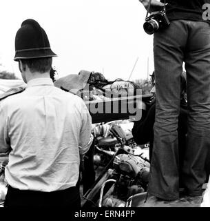 Szene auf POP-Festival, Weeley, Essex, nach einem Kampf zwischen Security-Männer und Hells Angels, eine junge Höllen Engel verlässt das "Schlachtfeld" auf einer Bahre 28. August 1971. Stockfoto