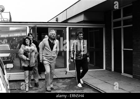 Ehemalige Birmingham City Fußballer Trevor Francis mit seiner Frau, begleitet von seinem neuen Trainer Brian Clough und Assistent Peter Taylor als er für Nottingham Forest unterschreibt, der erste ø1 Millionen Fußballer zu werden. 8. Februar 1979. Stockfoto