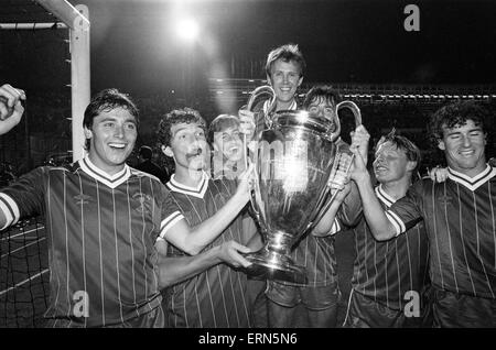 1984 Europacup-Finale im Stadio Olimpico, Rom. Liverpool 1-1 As Rom. Liverpool gewann 4: 2 im Elfmeterschießen.   Liverpool-Spieler von links nach rechts: Michael Robinson, Graeme Souness, David Hodgson, Phil, Neal, Mark Lawrenson, Sammy Lee und Craig Johnston feiern nach dem Spiel mit der Trophäe auf eine Ehrenrunde.  30. Mai 1984. Stockfoto