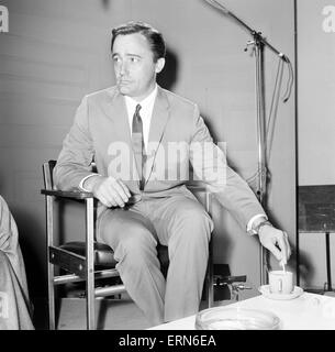 Robert Vaughn, Schauspieler, spielt die Rolle des Geheimagenten Napoleon Solo in NBC show The Man from U.N.C.L.E, abgebildet auf BBC TV-Zentrum, Shepherds Bush, London, 21. März 1966. UK-Promotion-Tour. Stockfoto