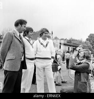 Das Touring Australian Testteam in England, Besuch Southgate-Kricket-Verein vor die Asche Testspiele. Ein Mitglied der Southgate Ross Collins die Chance schnappte auf ein Bild schnell Bowler Jeffrey Thomson (ganz rechts) und Jim Higgs (Mitte) mit Southgate Jim Conroy Kapitän (links). 4. Juni 1975. Stockfoto