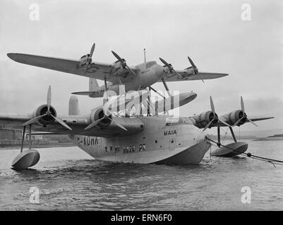 Die Short Mayo composite Flugzeuge umfasste das kurze S.21-Maia (G-ADHK) war eine Variante der kurzen C-Klasse-Empire-Flugboot, ausgestattet mit einem Bock oder Pylon an der Oberseite des Rumpfes, die kurze S.20 Mercury(G-ADHJ) hier zu sehen in den Medway zu unterstützen Stockfoto