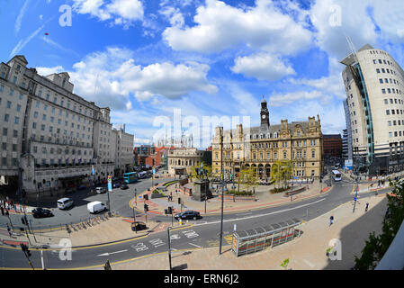 quadratische Stadt Leeds, Yorkshire, Vereinigtes Königreich mit Statue, Edward Prince Of Wales, der schwarze Prinz, der bei Crécy kämpfte Stockfoto