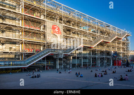 Abend unterhalb des Centre Pompidou im 4. Arrondissement, Paris, Frankreich Stockfoto