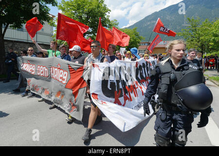 Garmisch-Partenkirchen, Deutschland. 5. Juni 2015. Demonstranten marschieren in die Marshall-Kaserne zwei Tage vor dem G7-Gipfel in Garmisch-Partenkirchen, Deutschland, 5. Juni 2015. Foto: FELIX KAESTLE/Dpa/Alamy Live News Stockfoto