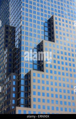 Nahaufnahme von Wolkenkratzern geometrischen Linien, akzentuiert durch krasse Mittag Schatten - Battery Park City, Manhattan, New York City Stockfoto