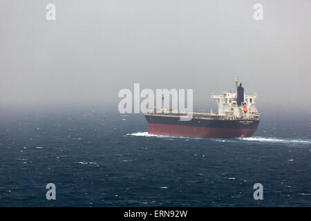 Bulk-Carrier Schiff Segeln Süd gebundenen im Roten Meer Nebel. Ich stamme aus den Suez-Kanal. Stockfoto