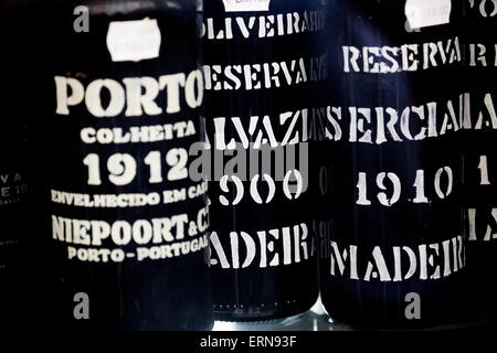 Vom Jahrgang Flaschen Port für den Verkauf von Lissabon Portugal Stockfoto