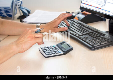 Geschäftsfrau, die Eingabe am Rechner im Büro Stockfoto