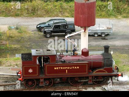 Dampflok Metropolitan 1 Lokomotive während eines historischen Ereignisses im Zweiten Weltkrieg 1940 am Bahnhof in Barry South Wales GB UK 2014 Stockfoto