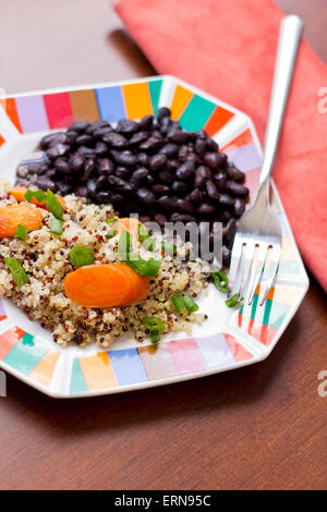 Gesunden nussiger Quinoa und Karottensalat und Frühlingszwiebeln mit schwarzen Bohnen Stockfoto