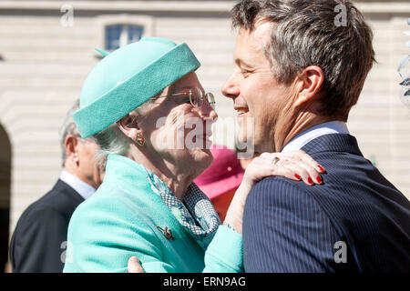 Kopenhagen, Dänemark, 5., Mai 2015: Dänische H. M. Königin Margrethe (L) grüßt Kronprinz Frederik bei der Ankunft in das dänische Parlament, wo die königliche Familie beteiligt sich an der Feier der Tag der dänischen Verfassung markiert auch den 100. Jahrestag für das Frauenwahlrecht Credit: OJPHOTOS/Alamy Live News Stockfoto