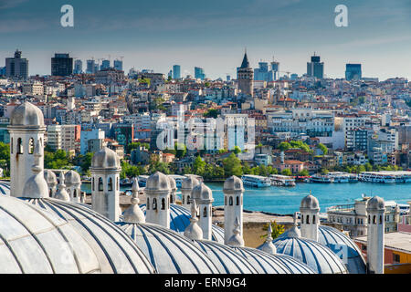 Skyline der Stadt vom Süleymaniye-Moschee-Komplex mit goldenem Horn und Galata Viertel hinter, Istanbul, Türkei Stockfoto