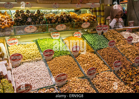 Bunte getrocknete Früchte zum Verkauf an Spice Bazaar oder ägyptischen Basar, Istanbul, Türkei Stockfoto