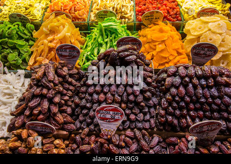 Termine und getrocknete Früchte zum Verkauf an Spice Bazaar oder ägyptischen Basar, Istanbul, Türkei Stockfoto