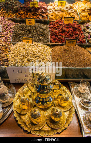 Unterschiedliche und farbenfrohe Tees zum Verkauf an Spice Bazaar oder ägyptischen Basar, Istanbul, Türkei Stockfoto