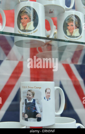 Oxford Street, London, UK. 5. Juni 2015. Prinzessin Diana Becher oberhalb ihres Enkels, Prince George. Ein Souvenir-Shop in der Oxford Street hat Prinzessin Charlotte und Prinz Georg Festschrift Tassen zum Verkauf. Bildnachweis: Matthew Chattle/Alamy Live-Nachrichten Stockfoto