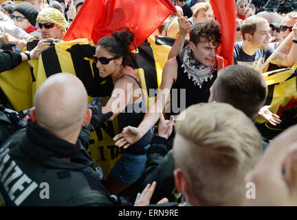 Garmisch-Partenkirchen, Deutschland. 5. Juni 2015. Demonstranten haben ein Scharmützel mit der Polizei zwei Tage vor dem G7-Gipfel in Garmisch-Partenkirchen, Deutschland, 5. Juni 2015. Bildnachweis: Dpa picture Alliance/Alamy Live News Stockfoto