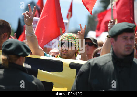 Garmisch-Partenkirchen, Deutschland. 5. Juni 2015. Demonstranten werden von der Polizei zwei Tage vor dem G7-Gipfel in Garmisch-Partenkirchen, Deutschland, 5. Juni 2015 begleitet. Bildnachweis: Dpa picture Alliance/Alamy Live News Stockfoto