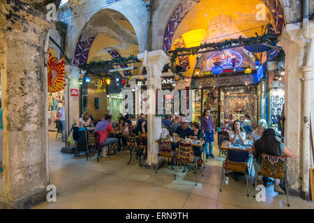 Cafe mit Touristen, die an den Tischen in den großen Basar (Kapalıcarsi), Istanbul, Türkei Stockfoto