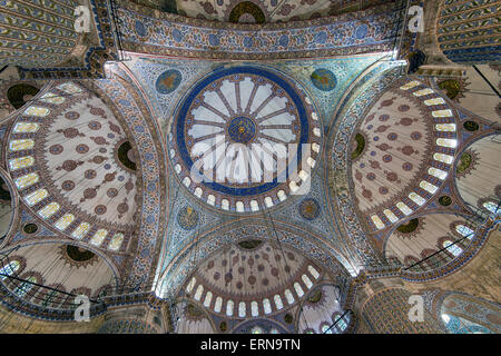 Innen-und niedrigen Winkel Blick auf die Sultan Ahmed Mosque oder blaue Moschee, Sultanahmet, Istanbul, Türkei Stockfoto