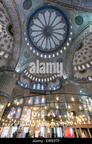 Innen-und niedrigen Winkel Blick auf die Sultan Ahmed Mosque oder blaue Moschee, Sultanahmet, Istanbul, Türkei Stockfoto