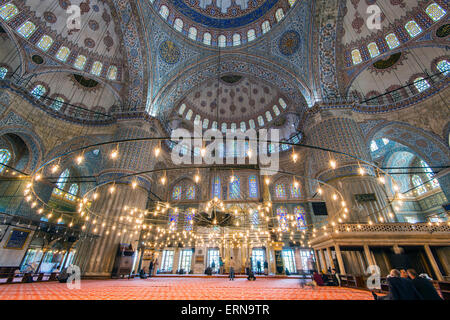Innen-und niedrigen Winkel Blick auf die Sultan Ahmed Mosque oder blaue Moschee, Sultanahmet, Istanbul, Türkei Stockfoto