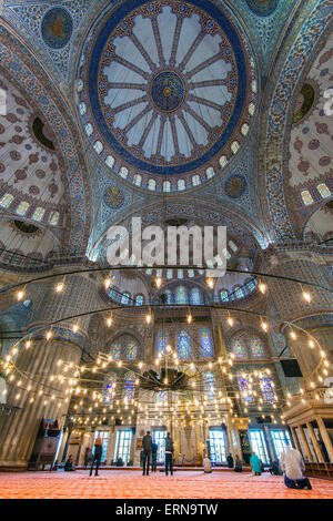 Niedrigen Winkel Ansicht aus dem Gebetsbereich innerhalb der Sultan Ahmed Mosque oder blaue Moschee, Sultanahmet, Istanbul, Türkei Stockfoto