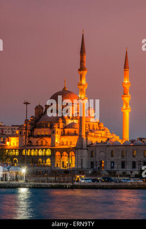 Blick auf den Sonnenuntergang über Yeni Cami oder neue Moschee, Istanbul, Türkei Stockfoto