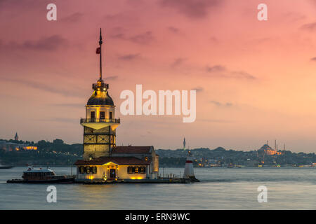 Malerischer Sonnenuntergang über Maiden Tower oder Kiz Kulesi, Üsküdar, Istanbul, Türkei Stockfoto