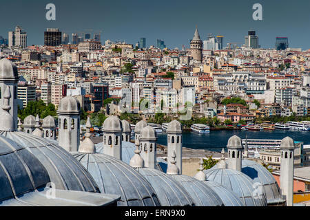 Skyline der Stadt vom Süleymaniye-Moschee-Komplex mit goldenem Horn und Galata Viertel hinter, Istanbul, Türkei Stockfoto