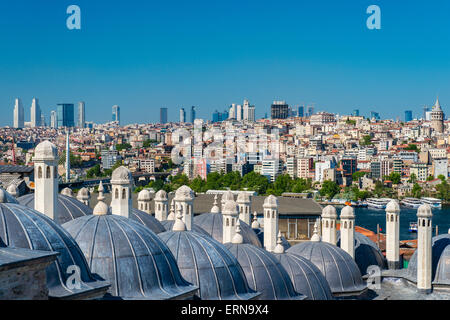 Skyline der Stadt vom Süleymaniye-Moschee-Komplex mit goldenem Horn und Galata Viertel hinter, Istanbul, Türkei Stockfoto