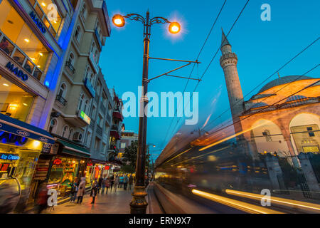 Nachtansicht der Divanyolu Street im Stadtteil Sultanahmet, Istanbul, Türkei Stockfoto