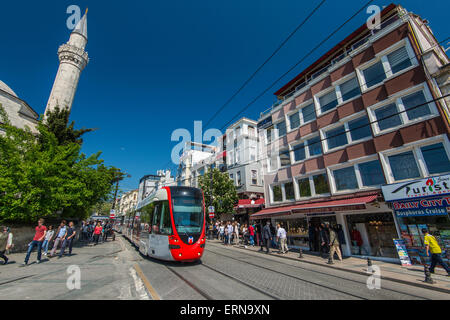 Tagesansicht Divanyolu Straße im Stadtteil Sultanahmet, Istanbul, Türkei Stockfoto