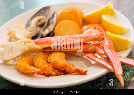 Meeresfrüchte-Medley einschließlich Krabbenbeine panierte Garnelen Muskeln und gebratenen Jakobsmuscheln Stockfoto