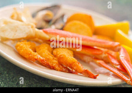 Meeresfrüchte-Medley einschließlich Krabbenbeine panierte Garnelen Muskeln und gebratenen Jakobsmuscheln Stockfoto