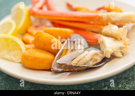 Meeresfrüchte-Medley einschließlich Krabbenbeine panierte Garnelen Muskeln und gebratenen Jakobsmuscheln Stockfoto