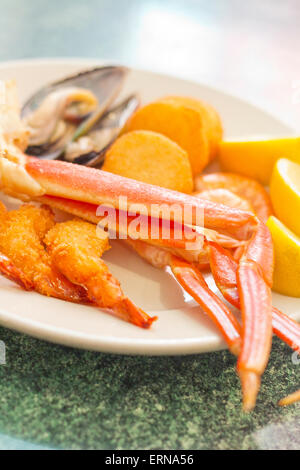 Meeresfrüchte-Medley einschließlich Krabbenbeine panierte Garnelen Muskeln und gebratenen Jakobsmuscheln Stockfoto