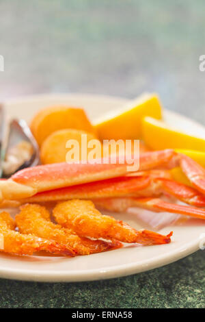 Meeresfrüchte-Medley einschließlich Krabbenbeine panierte Garnelen Muskeln und gebratenen Jakobsmuscheln Stockfoto