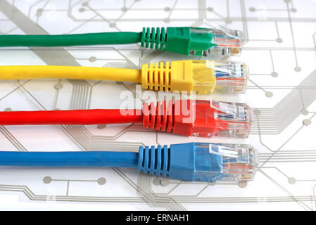 Vier bunt Netzwerkkabel. Rot, gelb, grün, blau Farbe. Kabel sind horizontal auf weißer Platine liegen. Stockfoto