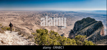 El Capitan mit Chihuahuan Wüste unten, gesehen von Guadalupe Peak Trail, Guadalupe Mountains Nationalpark, Texas, USA Stockfoto