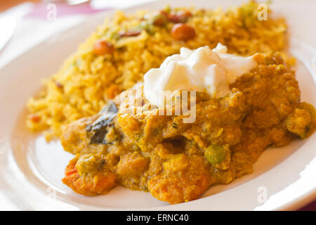 Authentische indische Gemüse Korma garniert mit Joghurt-Sauce mit einer Seitenlänge von Tamarinde Basmati-Reis und Erdnüssen Stockfoto