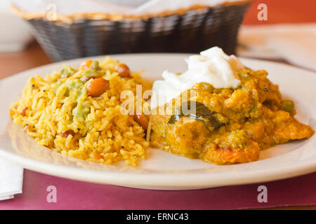 Authentische indische Gemüse Korma garniert mit Joghurt-Sauce mit einer Seitenlänge von Tamarinde Basmati-Reis und Erdnüssen Stockfoto