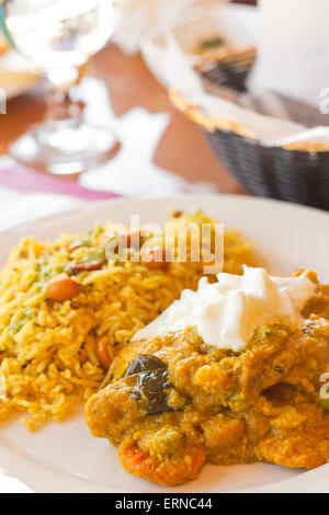 Authentische indische Gemüse Korma garniert mit Joghurt-Sauce mit einer Seitenlänge von Tamarinde Basmati-Reis und Erdnüssen Stockfoto