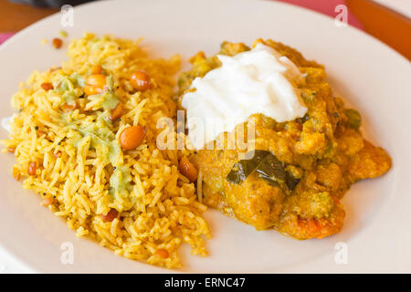 Authentische indische Gemüse Korma garniert mit Joghurt-Sauce mit einer Seitenlänge von Tamarinde Basmati-Reis und Erdnüssen Stockfoto