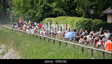 Garmisch-Partenkirchen, Deutschland. 5. Juni 2015. Demonstranten gehen Sie zurück zu ihren Protest-Camp nach einer Demonstration gegen den G7-Gipfel in Garmisch-Partenkirchen, Deutschland, 5. Juni 2015. Bildnachweis: Dpa picture Alliance/Alamy Live News Stockfoto